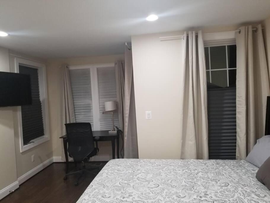 Beautiful New 4 Bedroom 3 Bath Family Or 1 Bedroom Nr Howard U Downtown Nw Dc Bed and breakfast *