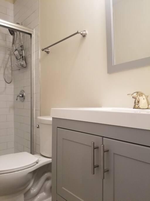 Beautiful New 4 Bedroom 3 Bath Family Or 1 Bedroom Nr Howard U Downtown Nw Dc Bed and breakfast Washington